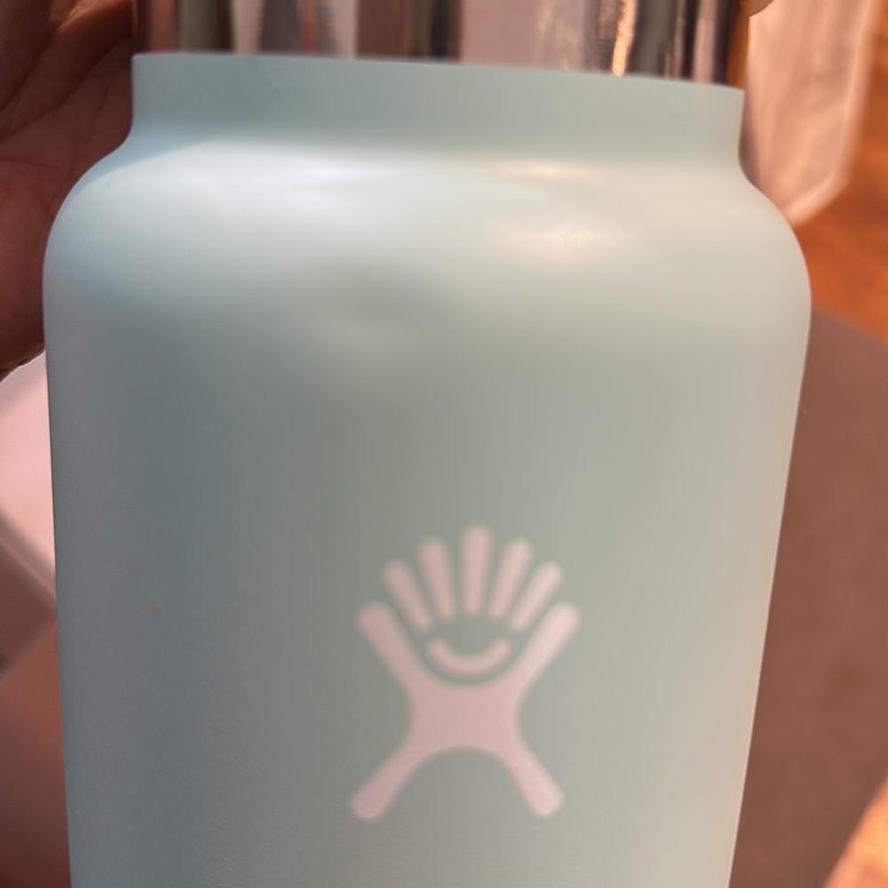 32 oz HydroFlask Dew - Picture 2 of 4